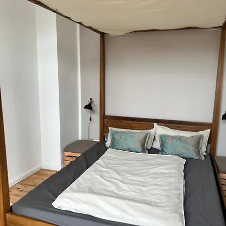 2 Zi Whg Zentral, Altbau, Renoviert 4p - Buchbar Bis 08-25 *