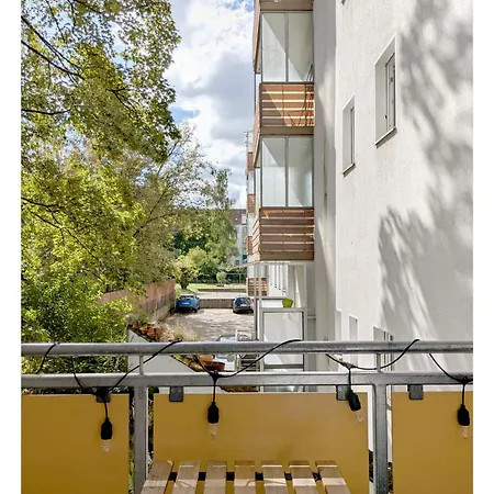 2 Zi Whg Zentral, Altbau, Renoviert 4p アパート *