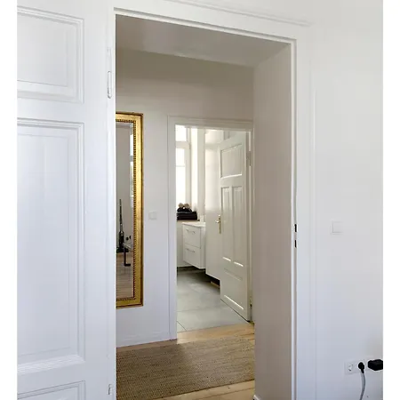 2 Zi Whg Zentral, Altbau, Renoviert 4p - Buchbar Bis 08-25 아파트 *