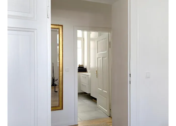 2 Zi Whg Zentral, Altbau, Renoviert 4p Apartment *