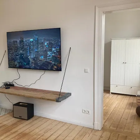 2 Zi Whg Zentral, Altbau, Renoviert 4p - Buchbar Bis 08-25 *