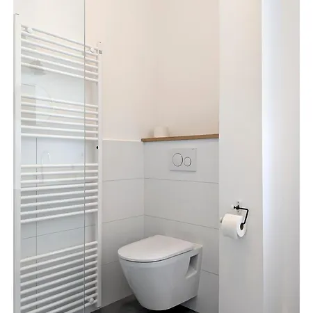 Apartamento 2 Zi Whg Zentral, Altbau, Renoviert 4p *