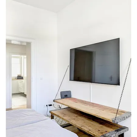 2 Zi Whg Zentral, Altbau, Renoviert 4p - Buchbar Bis 08-25 *