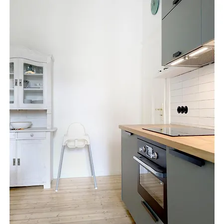 2 Zi Whg Zentral, Altbau, Renoviert 4p - Buchbar Bis 08-25