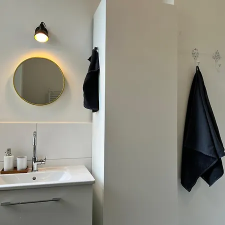 2 Zi Whg Zentral, Altbau, Renoviert 4p - Buchbar Bis 08-25