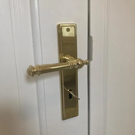 2 Zi Whg Zentral, Altbau, Renoviert 4p - Buchbar Bis 08-25