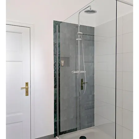 2 Zi Whg Zentral, Altbau, Renoviert 4p - Buchbar Bis 08-25