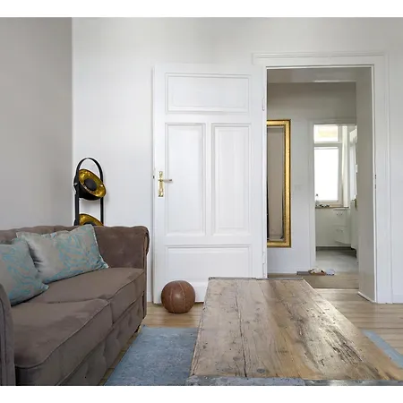 2 Zi Whg Zentral, Altbau, Renoviert 4p - Buchbar Bis 08-25